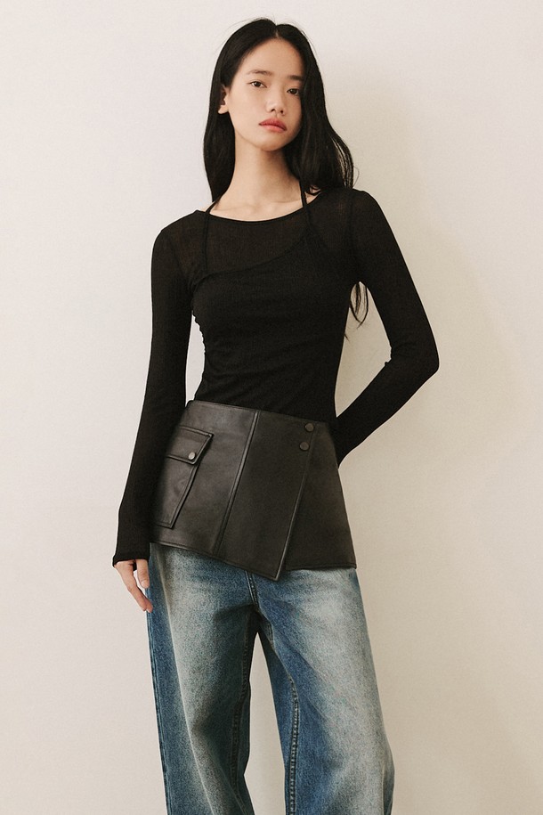 세련된 분위기를 연출하는 신세틱 레더 레이어드 스커트 [블랙]입니다. 부드러운 촉감의 폴리우레탄 소재로 제작되어 봄, 가을에 적합하며, 미니멀한 스타일을 완성합니다. A라인 핏과 레이어드 디자인이 돋보이며, 허리 버튼과 포켓 디테일이 실용성을 더합니다. 자연스러운 광택감이 고급스러운 블랙 컬러로, 데이트룩이나 미니멀, 클래식 스타일과 잘 어울립니다.
