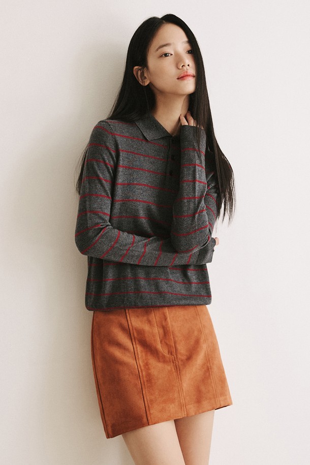 모노 스트라이프 카라 니트 [차콜]는 여성스러운 분위기를 연출하는 니트/스웨터입니다. 미니멀하고 클래식한 스타일을 추구하며, 부드러운 촉감과 얇은 두께로 봄, 가을에 착용하기 좋습니다. 차콜, 아이보리, 블랙 세 가지 컬러로 출시되었으며, 루즈핏과 긴 소매 기장으로 편안하게 즐길 수 있습니다. 버튼 디테일과 홀로우 카라 디자인이 돋보이며, 경량 소재로 착용감이 뛰어납니다. 데이트룩, 카페룩, 모임룩 등 다양한 TPO에 활용하여 클래식하고 미니멀한 스타일을 연출해보세요.
