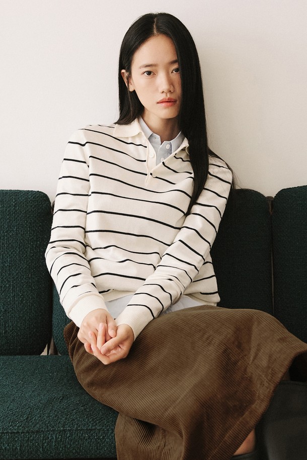 모노 스트라이프 카라 니트 [아이보리]는 여성 의류로, 봄, 가을 간절기에 착용하기 좋은 얇은 두께의 루즈핏 니트입니다. 아이보리, 차콜, 블랙 세 가지 색상으로 출시되었으며, 미니멀하고 클래식한 스타일을 연출합니다. 부드러운 촉감의 폴리에스테르, 아크릴, 나일론, 울 혼방 소재에 스트라이프 패턴이 돋보이며, 홀로우 카라와 버튼 디테일이 특징입니다. 데이트룩, 카페룩, 모임룩 등 다양한 TPO에 활용하기 좋으며, 클래식, 미니멀, 캐주얼 스타일을 즐겨 입는 분들께 추천합니다. 긴 소매 기장으로 간절기 날씨에 적합하며, 데일리룩으로 활용하기 좋은 아이템입니다.
