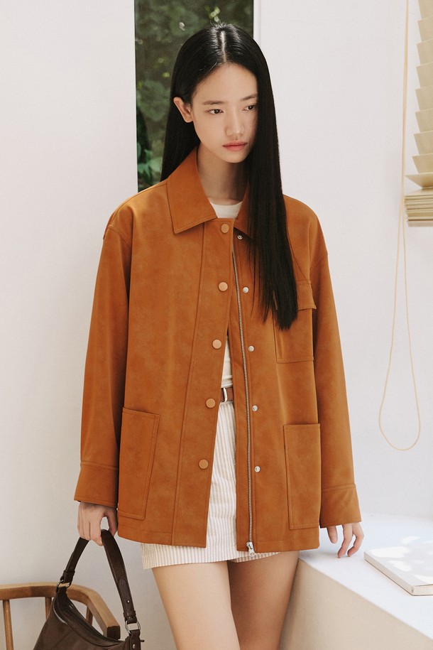 신세틱 소프트 레더 유틸리티 재킷 [브라운]은 캐주얼 및 미니멀 스타일을 선호하는 모든 분들을 위한 아우터입니다. 부드러운 촉감의 폴리우레탄 소재로 제작되어 봄, 가을 계절에 착용하기 좋습니다. 셔츠 스타일 칼라와 가슴 플랩 포켓, 사이드 포켓이 특징이며, 오버핏으로 편안한 착용감을 선사합니다. 브라운, 블랙, 다크브라운 세 가지 색상으로 출시되었으며, 일상복으로 활용하기 좋습니다. 스냅 버튼으로 여밈 방식을 간편하게 하였습니다.
