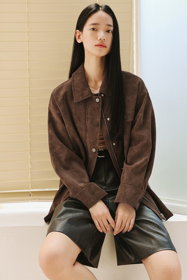 다크브라운 컬러의 신세틱 소프트 레더 유틸리티 재킷입니다. 부드러운 폴리우레탄 소재로 제작되어 편안한 착용감을 선사하며, 봄, 가을 시즌에 활용하기 좋습니다. 셔츠 스타일 칼라와 가슴 플랩 포켓, 사이드 포켓 디자인으로 실용성을 더했습니다. 캐주얼, 미니멀, 클래식 스타일을 연출하며, 오버핏 레귤러 기장으로 편안하게 동네 마실룩을 완성해보세요. 스냅 버튼으로 간편하게 여밀 수 있습니다.
