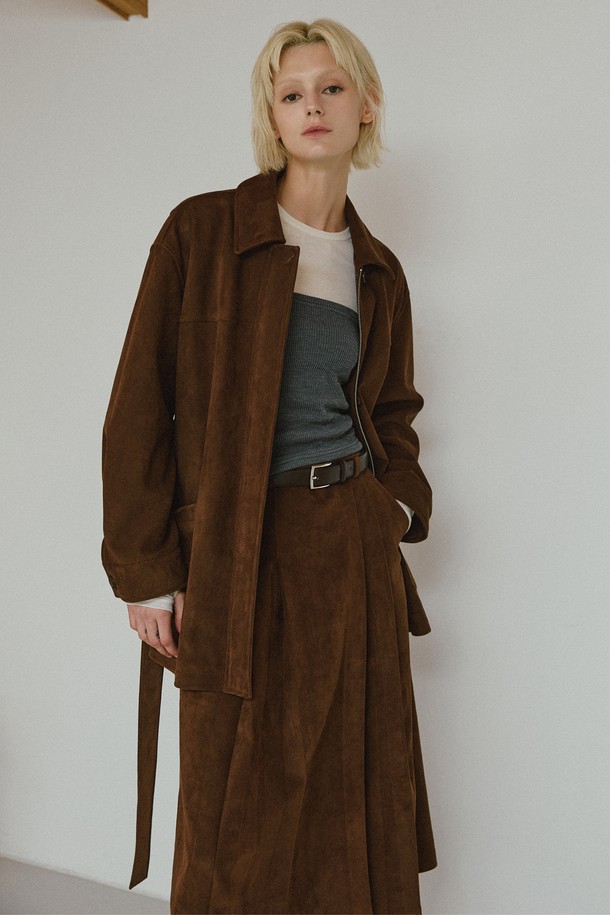 세련된 스타일을 완성하는 신세틱 스웨이드 벨티드 하프 자켓입니다. 부드러운 촉감의 브라운, 카멜, 블랙 세 가지 색상으로 출시되어, 어떤 룩에도 시크하고 세련된 분위기를 더합니다. 허리 벨트 디테일과 슬림핏 디자인으로 여성스러운 실루엣을 연출하며, 봄, 가을 시즌 데이트룩, 오피스룩, 모임룩 등 다양한 TPO에 활용하기 좋습니다. 소매 버튼 디테일과 아우터 포켓은 실용성을 더하고, 얇은 두께와 경량 소재로 편안한 착용감을 선사합니다. 미니멀하고 클래식한 스타일을 선호하는 여성분들께 추천하는 하프 자켓입니다.
