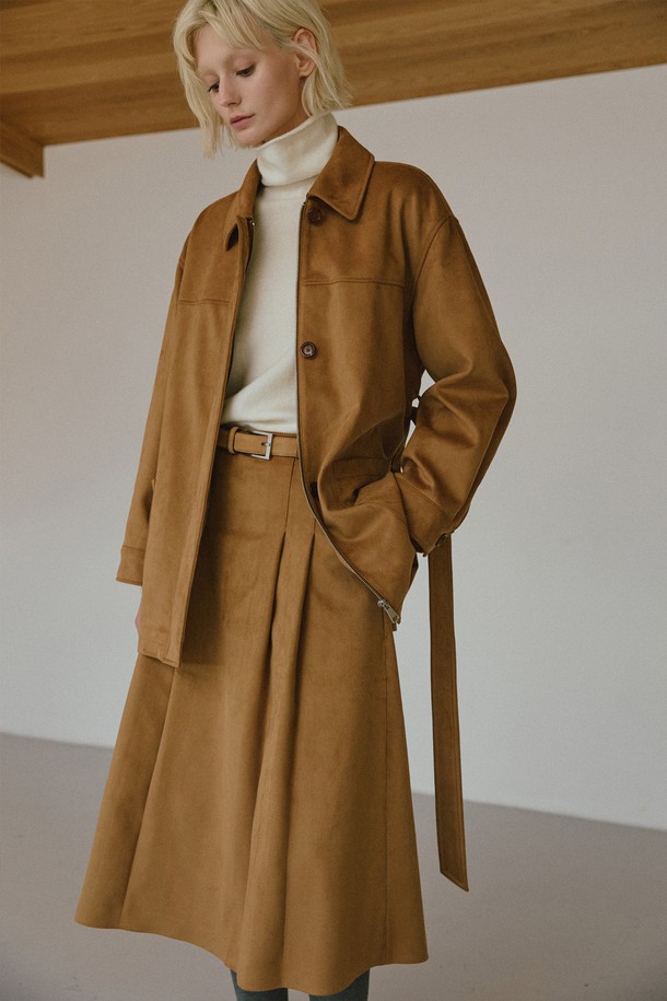 세련된 무드의 신세틱 스웨이드 벨티드 하프 재킷 [카멜]입니다. 부드러운 스웨이드 소재와 얇은 두께감으로 간절기에 활용하기 좋으며, 허리 스트랩으로 페미닌한 실루엣을 연출할 수 있습니다. 소매 버튼 디테일과 아우터 포켓이 실용성을 더하고, 릴랙스핏으로 편안하게 착용 가능합니다. 데이트룩, 카페룩, 모임룩 등 다양한 TPO에 시크하고 클래식한 스타일을 더해보세요. 카멜, 브라운, 블랙 세 가지 컬러로 만나볼 수 있습니다.
