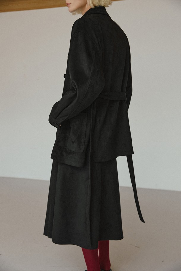 세련된 무드의 여성용 신세틱 스웨이드 벨티드 하프 재킷 [블랙]입니다. 부드러운 촉감의 스웨이드와 합성가죽 소재로 제작되어 봄, 가을 시즌에 적합합니다. 릴랙스핏 디자인에 벨트 디테일로 허리 라인을 강조하여 모던하고 미니멀한 스타일을 연출합니다. 7부 소매 기장과 하프 기장으로 세련된 실루엣을 줍니다. 출근룩, 오피스룩, 모임룩 등 다양한 TPO에 클래식, 미니멀, 시크한 스타일을 완성해보세요.
