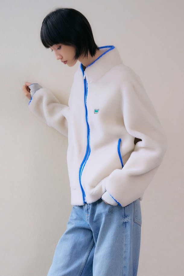 부드러운 양털 플리스 소재로 제작되어 포근함을 선사하는 리얼 양털 플리스 집업 [아이보리]입니다. 가을, 겨울 시즌에 따뜻하게 입을 수 있는 두꺼운 두께감의 여성 플리스 재킷으로, 캐주얼, 스포티, 미니멀한 스타일을 연출하기 좋습니다. 집업 디자인과 루즈핏으로 편안한 착용감을 제공하며, 일상복뿐만 아니라 산책룩, 캠핑룩 등 다양한 TPO에 활용할 수 있습니다. 무지 디자인에 아이보리 컬러로 어떤 옷에도 쉽게 매치할 수 있으며, 긴 소매 기장으로 따뜻함을 더했습니다. 보온성이 뛰어나 추운 날씨에도 든든하게 몸을 감싸줍니다.
