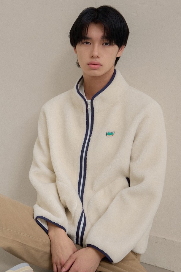 부드러운 양털 플리스 소재로 포근함을 선사하는 남성용 '맨즈 리얼 양털 플리스 집업 [아이보리]'입니다. 가을, 겨울 시즌에 어울리는 두꺼운 두께감으로 따뜻하게 착용할 수 있으며, 캐주얼 및 베이직 스타일을 연출하기 좋습니다. 무지 디자인에 레귤러 핏으로 제작되어 편안한 착용감을 제공하며, 집업 스타일로 간편하게 입고 벗을 수 있습니다. 캠핑룩, 산책룩과 같은 TPO에 활용하기 좋으며, 미니멀한 스타일을 즐겨 입는 남성분들께 추천합니다. 배색 디테일이 돋보이는 디자인으로, 데일리룩에 포인트를 더해보세요.
