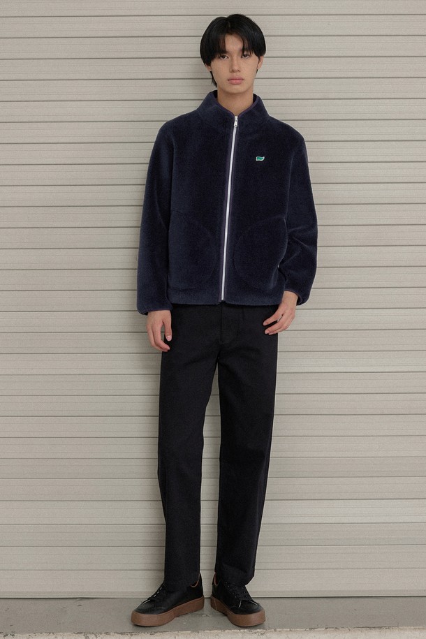네이비 컬러의 맨즈 리얼 양털 플리스 집업입니다. 부드러운 촉감의 양털 플리스 소재로 제작되어 가을, 겨울철 따뜻하게 입을 수 있습니다. 캐주얼, 미니멀 스타일로 출근룩, 캠핑룩 등 다양한 TPO에 활용 가능합니다. 레귤러핏에 두꺼운 두께감으로 편안한 착용감을 선사하며, 무지 디자인과 긴 소매 기장, 집업 여밈 방식으로 베이직한 디자인을 완성했습니다. 보온성이 뛰어나 추운 날씨에도 든든하게 몸을 감싸줍니다.
