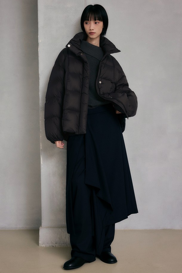 이지 웜 후디드 덕 다운 점퍼 [블랙]는 겨울철 추위로부터 당신을 보호해 줄 필수 아이템입니다. 일상과 캐주얼한 스타일에 모두 잘 어울리는 베이직한 디자인으로, 부드러운 촉감의 덕 다운 충전재가 뛰어난 보온성을 제공합니다. 레귤러핏에 무지 패턴, 후드 스타일로 제작되어 어떤 옷에도 쉽게 매치할 수 있으며, 집업 여밈 방식으로 편안하게 착용 가능합니다. 출근룩이나 여행룩에 활용하여 당신의 스타일을 완성해보세요.
