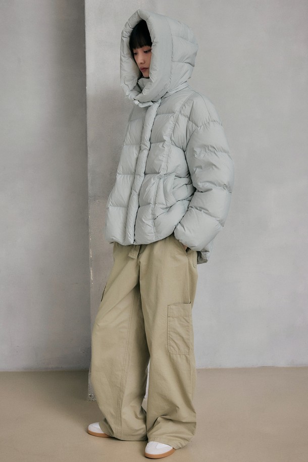 이지 웜 후디드 덕 다운 점퍼 [스카이블루]는 겨울철 일상 및 캐주얼 스타일을 위한 필수 아이템입니다. 부드러운 촉감의 덕다운 충전재로 제작되어 뛰어난 보온성과 가벼운 착용감을 제공합니다. 후드 디자인과 집업 여밈 방식으로 편안하게 착용할 수 있으며, 오버핏으로 트렌디한 스타일을 연출합니다. 스카이블루 컬러의 무지 디자인은 캐주얼, 스포티, 미니멀 스타일을 모두 소화하며 여행룩, 캠핑룩 등 다양한 TPO에 활용 가능합니다. 긴 소매 기장의 두꺼운 두께감으로 추운 날씨에도 따뜻하게 몸을 보호해 줍니다.
