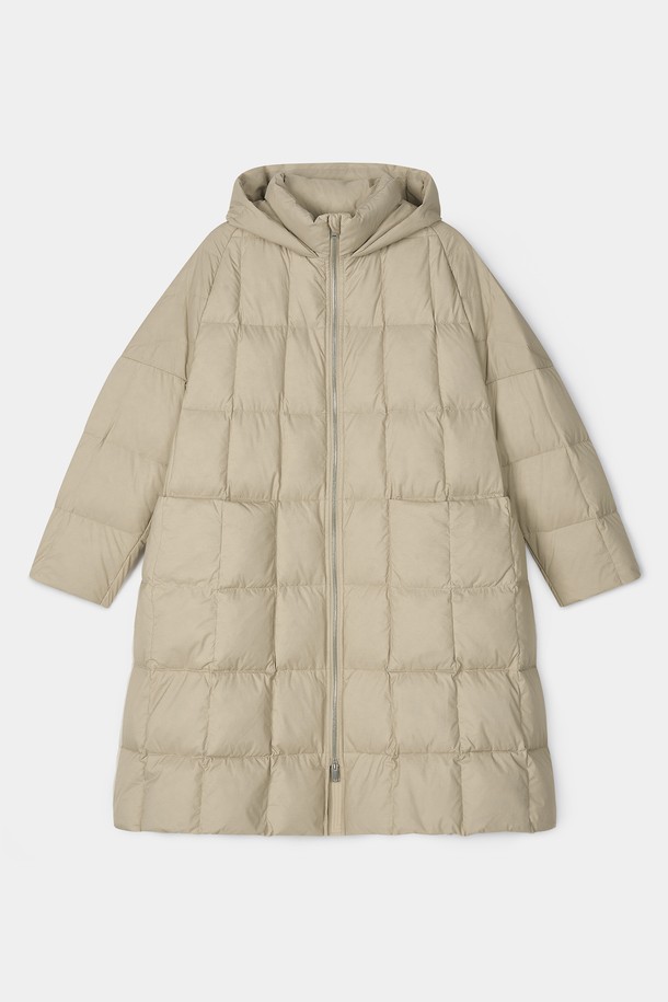 부드러운 촉감의 와이드핏 후디드 구스 다운 롱 점퍼 [베이지]입니다. 겨울철 캐주얼 스타일을 완성하는 필수 아이템으로, 넉넉한 핏과 롱 기장으로 편안함과 보온성을 동시에 제공합니다. 구스다운 충전재를 사용하여 뛰어난 보온성을 자랑하며, 집업 스타일로 간편하게 착용할 수 있습니다. 무지 디자인에 베이지 컬러로 어떤 옷에도 잘 어울려 데일리 아우터로 활용하기 좋습니다. 후디드 디자인으로 더욱 따뜻하고 스타일리시하게 연출할 수 있습니다.
