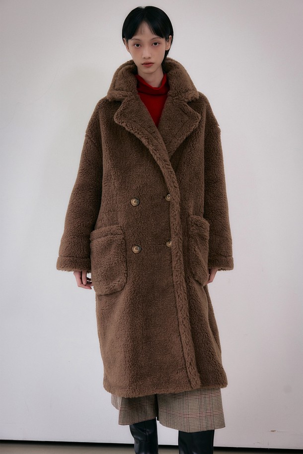 **테디베어 오버핏 더블 롱 울 코트 [다크브라운]**

부드러운 촉감과 따뜻함을 선사하는 테디베어 소재의 여성 오버핏 더블 롱 울 코트입니다. 다크브라운 컬러로, 캐주얼, 클래식, 미니멀 스타일 모두 소화 가능하며, 데이트룩과 모임룩에 적합합니다. 두꺼운 두께감으로 가을, 겨울 시즌에 착용하기 좋으며, 롱 기장과 긴 소매가 특징입니다. 더블 버튼 여밈 방식의 테디베어 코트로, 포근하고 세련된 겨울 스타일을 연출해보세요.
