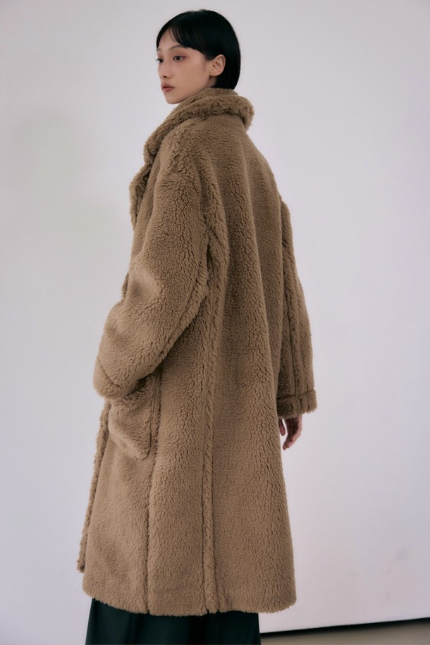 부드러운 촉감과 따뜻함을 선사하는 테디베어 오버핏 더블 롱 울 코트 [브라운]입니다. 포근한 테디베어 코트 타입으로, 겨울철 추위에도 끄떡없는 두꺼운 두께감을 자랑합니다. 롱 기장에 오버핏 디자인으로 편안하면서도 캐주얼한 스타일을 연출하며, 더블 버튼 여밈으로 클래식한 무드를 더했습니다. 출근룩과 모임룩 모두 소화 가능한 활용도 높은 아이템으로, 무지 디자인으로 미니멀한 스타일을 즐기기에도 좋습니다. 여성스러운 실루엣을 완성하는 브라운 컬러의 롱 코트를 만나보세요.
