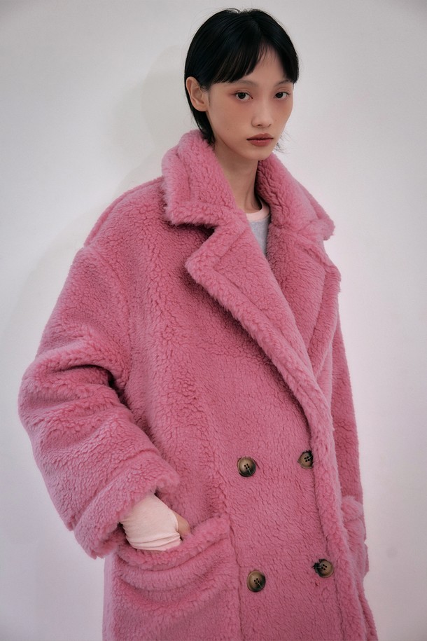 테디베어 오버핏 더블 롱 울 코트 [핑크]는 부드러운 촉감의 울 소재로 제작되어 가을과 겨울에 따뜻하게 착용할 수 있는 여성용 코트입니다. 캐주얼, 클래식, 미니멀 스타일을 소화하며, 데이트룩, 모임룩에 적합합니다. 롱 기장에 오버핏 디자인, 더블 버튼 여밈, 긴 소매와 테디베어 소재가 특징입니다. 사랑스러운 핑크 컬러가 포근한 분위기를 연출하는 무지 코트입니다.
