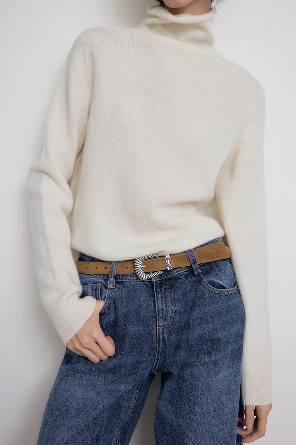 신세틱 스웨이드 소재의 웨스턴 벨트입니다. Light Beige와 Camel 두 가지 색상으로 출시되었으며, 캐주얼 및 레트로 스타일을 연출하기 좋습니다. 부드러운 촉감의 폴리에스테르 소재로 제작되어 편안하게 착용할 수 있습니다. 빈티지 스타일의 실버 버클과 실버톤 메달 디테일이 포인트로, 모임룩에 심플하면서도 스타일리시하게 매치할 수 있습니다.
