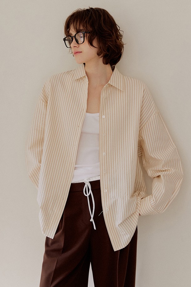 [2차 리오더] 시어서커 오버핏 스트라이프 셔츠 [브라운]는 시원한 시어서커 소재로 제작되어 봄, 여름에 쾌적하게 착용하기 좋습니다. 얇은 두께감과 부드러운 촉감으로 편안함을 더하며, 차이나칼라와 오버핏 디자인으로 캐주얼하고 트렌디한 스타일을 연출합니다. 브라운, 핑크, 그린 세 가지 컬러의 스트라이프 패턴으로 다양한 코디에 활용 가능하며, 사이드 슬릿 디테일로 활동성을 높였습니다. 데이트룩, 카페룩 등 다양한 TPO에 맞춰 단독 또는 레이어드하여 개성 있는 스타일을 완성해 보세요.
