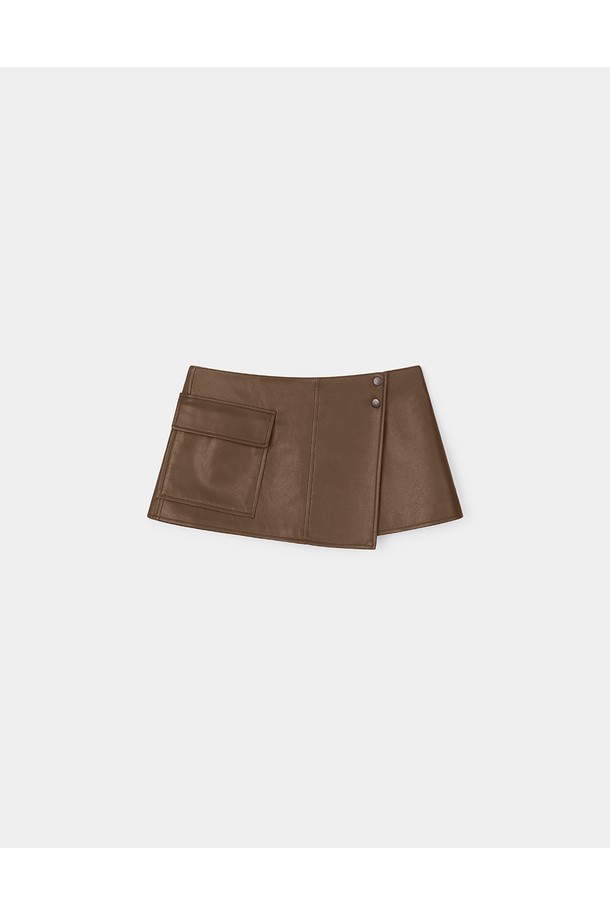 세련된 스타일을 완성해 줄 신세틱 레더 레이어드 스커트 [브라운]입니다. 미니멀한 디자인에 A라인 핏으로 다리 라인을 더욱 슬림하게 연출해 줍니다. 부드러운 폴리우레탄 소재와 자연스러운 광택이 고급스러운 분위기를 더하며, 포켓과 버튼 디테일로 포인트를 살렸습니다. 봄, 가을 시즌 데이트룩, 모임룩 등 다양한 TPO에 활용할 수 있는 아이템입니다. 미니멀, 클래식, 시크 스타일을 즐겨 입는 여성분들께 추천합니다.
