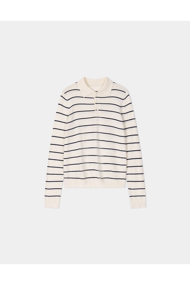 모노 스트라이프 카라 니트 [아이보리]는 여성 의류로, 봄, 가을 간절기에 착용하기 좋은 얇은 두께의 루즈핏 니트입니다. 아이보리, 차콜, 블랙 세 가지 색상으로 출시되었으며, 미니멀하고 클래식한 스타일을 연출합니다. 부드러운 촉감의 폴리에스테르, 아크릴, 나일론, 울 혼방 소재에 스트라이프 패턴이 돋보이며, 홀로우 카라와 버튼 디테일이 특징입니다. 데이트룩, 카페룩, 모임룩 등 다양한 TPO에 활용하기 좋으며, 클래식, 미니멀, 캐주얼 스타일을 즐겨 입는 분들께 추천합니다. 긴 소매 기장으로 간절기 날씨에 적합하며, 데일리룩으로 활용하기 좋은 아이템입니다.
