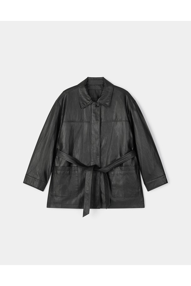 세련된 분위기를 연출하는 신세틱 레더 벨티드 하프 재킷 [블랙]입니다. 부드러운 촉감의 폴리우레탄과 합성가죽 소재로 제작되어 봄, 가을 시즌에 적합합니다. 미니멀한 칼라 디테일과 깔끔한 실루엣, 허리 벨트 디자인이 여성스러운 라인을 강조하며, 레귤러핏으로 편안하게 착용할 수 있습니다. 데이트룩, 오피스룩, 모임룩 등 다양한 TPO에 클래식, 미니멀, 시크한 스타일을 더해줍니다. 긴소매 하프 자켓으로 간결하면서도 우아한 분위기를 연출해보세요.
