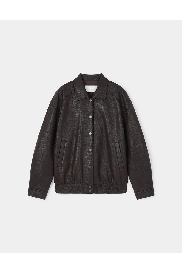 유니섹스 신세틱 크랙 레더 퀼팅 블루종 [브라운]은 가을, 겨울 시즌에 어울리는 캐주얼하고 베이직한 스타일의 아우터입니다. 부드러운 촉감의 폴리우레탄 소재로 제작되었으며, 퀼팅 디테일과 자연스러운 광택감이 특징입니다. 레귤러 핏으로 제작되었으며, 넉넉한 두께감으로 보온성을 높였습니다. 크랙 패턴과 스냅 버튼 클로저, 긴 소매 디자인으로 다양한 겨울 데일리룩에 활용하기 좋습니다. 사이드 포켓이 있어 실용성을 더했습니다.
