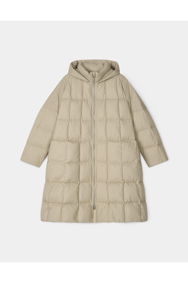 부드러운 촉감의 와이드핏 후디드 구스 다운 롱 점퍼 [베이지]입니다. 겨울철 캐주얼 스타일을 완성하는 필수 아이템으로, 넉넉한 핏과 롱 기장으로 편안함과 보온성을 동시에 제공합니다. 구스다운 충전재를 사용하여 뛰어난 보온성을 자랑하며, 집업 스타일로 간편하게 착용할 수 있습니다. 무지 디자인에 베이지 컬러로 어떤 옷에도 잘 어울려 데일리 아우터로 활용하기 좋습니다. 후디드 디자인으로 더욱 따뜻하고 스타일리시하게 연출할 수 있습니다.
