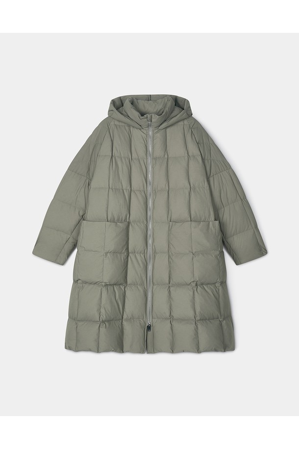 와이드핏 후디드 구스 다운 롱 점퍼 [그린]은 겨울철 추위로부터 당신을 따뜻하게 보호해 줄 캐주얼 스타일의 아우터입니다. 부드러운 촉감의 구스다운 충전재가 롱 기장으로 넉넉하게 채워져 보온성을 극대화하며, 와이드핏 디자인으로 편안한 착용감을 선사합니다. 일상복은 물론 여행이나 캠핑과 같은 활동적인 TPO에도 적합하며, 무지 스타일로 미니멀하고 고프코어 무드를 연출합니다. 집업 방식으로 간편하게 착용 가능하며, 긴 소매와 후디드 디자인으로 더욱 따뜻하고 스타일리시하게 연출할 수 있습니다.
