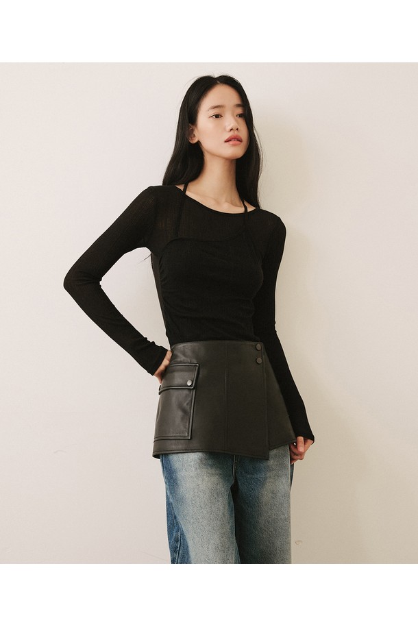 세련된 분위기를 연출하는 신세틱 레더 레이어드 스커트 [블랙]입니다. 부드러운 촉감의 폴리우레탄 소재로 제작되어 봄, 가을에 적합하며, 미니멀한 스타일을 완성합니다. A라인 핏과 레이어드 디자인이 돋보이며, 허리 버튼과 포켓 디테일이 실용성을 더합니다. 자연스러운 광택감이 고급스러운 블랙 컬러로, 데이트룩이나 미니멀, 클래식 스타일과 잘 어울립니다.
