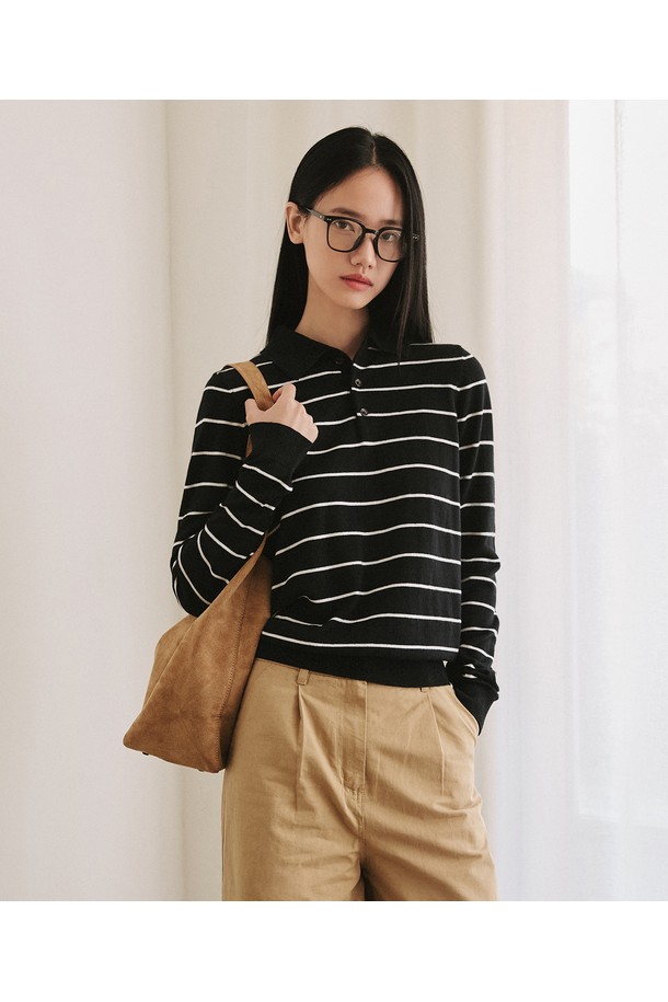 모노 스트라이프 카라 니트 [블랙]은 여성스러운 분위기를 연출하는 상의입니다. 부드러운 촉감의 폴리에스테르, 아크릴, 나일론, 울 혼방 소재로 제작되어 봄, 가을에 착용하기 좋습니다. 루즈핏 디자인과 긴소매, 얇은 두께로 편안함을 선사하며, 클래식한 스트라이프 패턴과 버튼 디테일, 폴로 카라가 특징입니다. 데이트룩, 카페룩, 모임룩 등 다채로운 TPO에 미니멀하고 클래식한 스타일을 더해줍니다.
