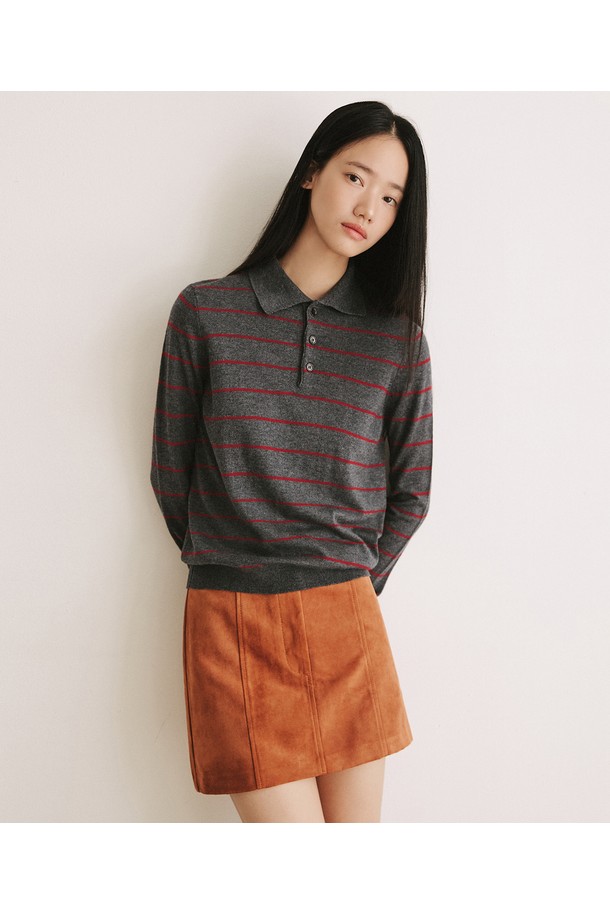 모노 스트라이프 카라 니트 [차콜]는 여성스러운 분위기를 연출하는 니트/스웨터입니다. 미니멀하고 클래식한 스타일을 추구하며, 부드러운 촉감과 얇은 두께로 봄, 가을에 착용하기 좋습니다. 차콜, 아이보리, 블랙 세 가지 컬러로 출시되었으며, 루즈핏과 긴 소매 기장으로 편안하게 즐길 수 있습니다. 버튼 디테일과 홀로우 카라 디자인이 돋보이며, 경량 소재로 착용감이 뛰어납니다. 데이트룩, 카페룩, 모임룩 등 다양한 TPO에 활용하여 클래식하고 미니멀한 스타일을 연출해보세요.
