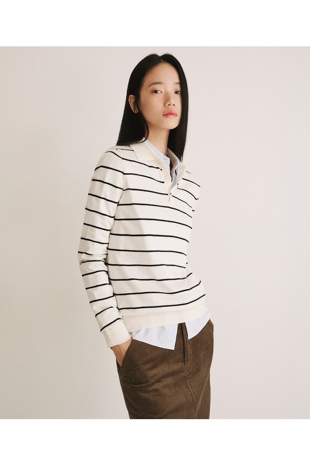모노 스트라이프 카라 니트 [아이보리]는 여성 의류로, 봄, 가을 간절기에 착용하기 좋은 얇은 두께의 루즈핏 니트입니다. 아이보리, 차콜, 블랙 세 가지 색상으로 출시되었으며, 미니멀하고 클래식한 스타일을 연출합니다. 부드러운 촉감의 폴리에스테르, 아크릴, 나일론, 울 혼방 소재에 스트라이프 패턴이 돋보이며, 홀로우 카라와 버튼 디테일이 특징입니다. 데이트룩, 카페룩, 모임룩 등 다양한 TPO에 활용하기 좋으며, 클래식, 미니멀, 캐주얼 스타일을 즐겨 입는 분들께 추천합니다. 긴 소매 기장으로 간절기 날씨에 적합하며, 데일리룩으로 활용하기 좋은 아이템입니다.
