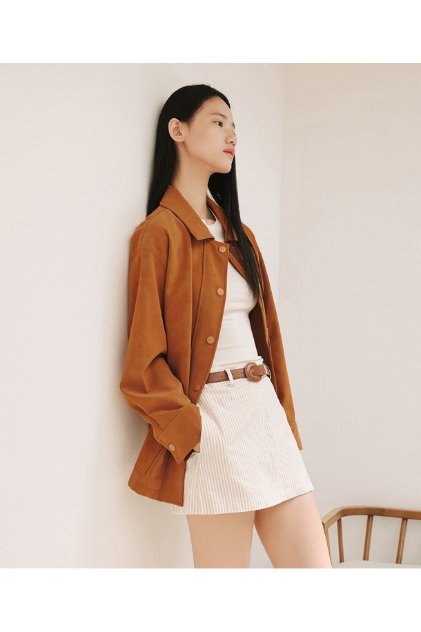 신세틱 소프트 레더 유틸리티 재킷 [브라운]은 캐주얼 및 미니멀 스타일을 선호하는 모든 분들을 위한 아우터입니다. 부드러운 촉감의 폴리우레탄 소재로 제작되어 봄, 가을 계절에 착용하기 좋습니다. 셔츠 스타일 칼라와 가슴 플랩 포켓, 사이드 포켓이 특징이며, 오버핏으로 편안한 착용감을 선사합니다. 브라운, 블랙, 다크브라운 세 가지 색상으로 출시되었으며, 일상복으로 활용하기 좋습니다. 스냅 버튼으로 여밈 방식을 간편하게 하였습니다.
