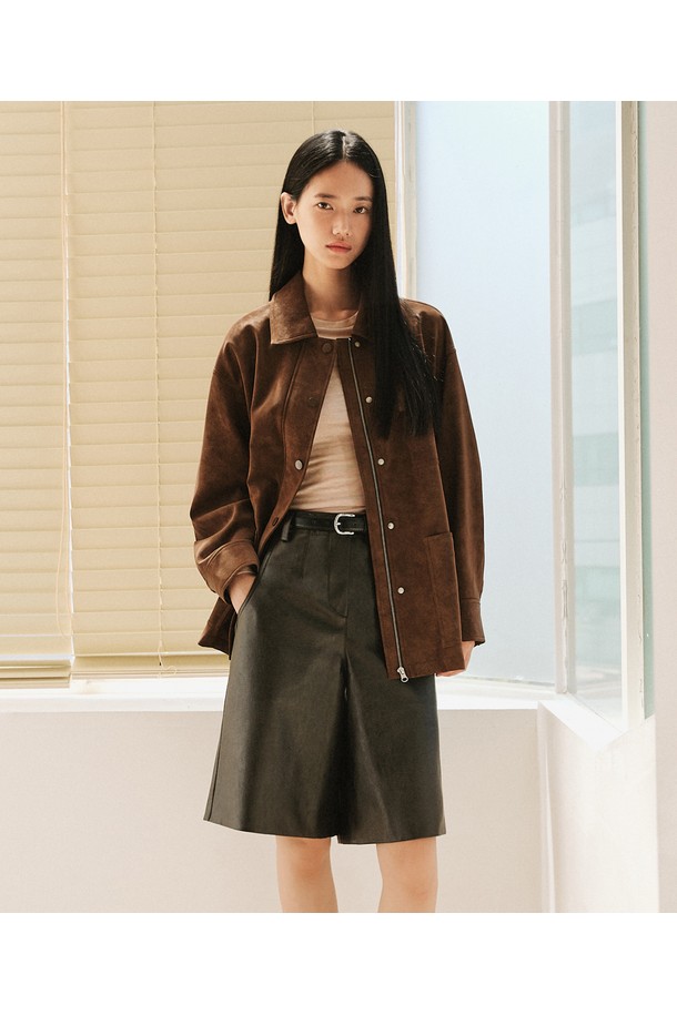 다크브라운 컬러의 신세틱 소프트 레더 유틸리티 재킷입니다. 부드러운 폴리우레탄 소재로 제작되어 편안한 착용감을 선사하며, 봄, 가을 시즌에 활용하기 좋습니다. 셔츠 스타일 칼라와 가슴 플랩 포켓, 사이드 포켓 디자인으로 실용성을 더했습니다. 캐주얼, 미니멀, 클래식 스타일을 연출하며, 오버핏 레귤러 기장으로 편안하게 동네 마실룩을 완성해보세요. 스냅 버튼으로 간편하게 여밀 수 있습니다.

