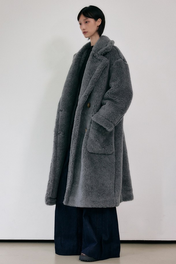 다크그레이 컬러의 테디베어 오버핏 더블 하프 울 코트입니다. 부드러운 촉감의 울 소재로 제작되어 가을, 겨울 시즌에 따뜻하게 착용할 수 있습니다. 캐주얼, 클래식, 미니멀 스타일을 소화하며, 출근룩과 모임룩에 모두 잘 어울립니다. 하프 기장의 코트로, 오버핏 디자인과 더블 버튼 여밈이 특징입니다. 퍼 소재가 더해져 포근한 느낌을 주며, 칼라 디테일로 포인트를 더했습니다.

