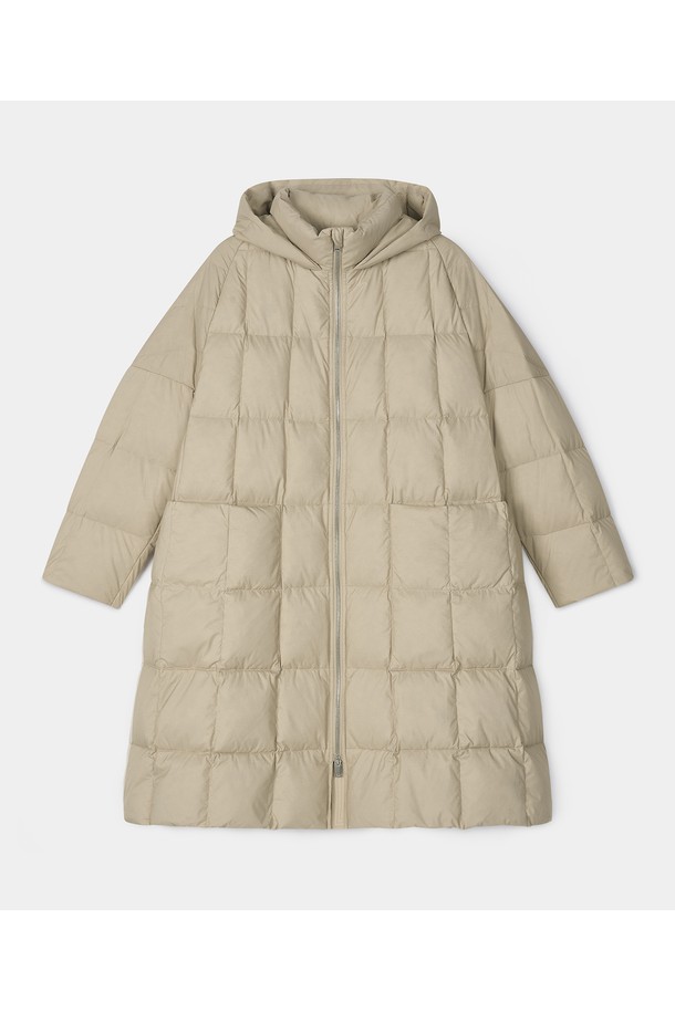 부드러운 촉감의 와이드핏 후디드 구스 다운 롱 점퍼 [베이지]입니다. 겨울철 캐주얼 스타일을 완성하는 필수 아이템으로, 넉넉한 핏과 롱 기장으로 편안함과 보온성을 동시에 제공합니다. 구스다운 충전재를 사용하여 뛰어난 보온성을 자랑하며, 집업 스타일로 간편하게 착용할 수 있습니다. 무지 디자인에 베이지 컬러로 어떤 옷에도 잘 어울려 데일리 아우터로 활용하기 좋습니다. 후디드 디자인으로 더욱 따뜻하고 스타일리시하게 연출할 수 있습니다.
