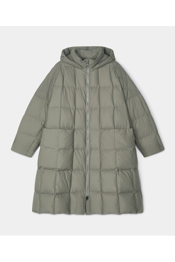 와이드핏 후디드 구스 다운 롱 점퍼 [그린]은 겨울철 추위로부터 당신을 따뜻하게 보호해 줄 캐주얼 스타일의 아우터입니다. 부드러운 촉감의 구스다운 충전재가 롱 기장으로 넉넉하게 채워져 보온성을 극대화하며, 와이드핏 디자인으로 편안한 착용감을 선사합니다. 일상복은 물론 여행이나 캠핑과 같은 활동적인 TPO에도 적합하며, 무지 스타일로 미니멀하고 고프코어 무드를 연출합니다. 집업 방식으로 간편하게 착용 가능하며, 긴 소매와 후디드 디자인으로 더욱 따뜻하고 스타일리시하게 연출할 수 있습니다.
