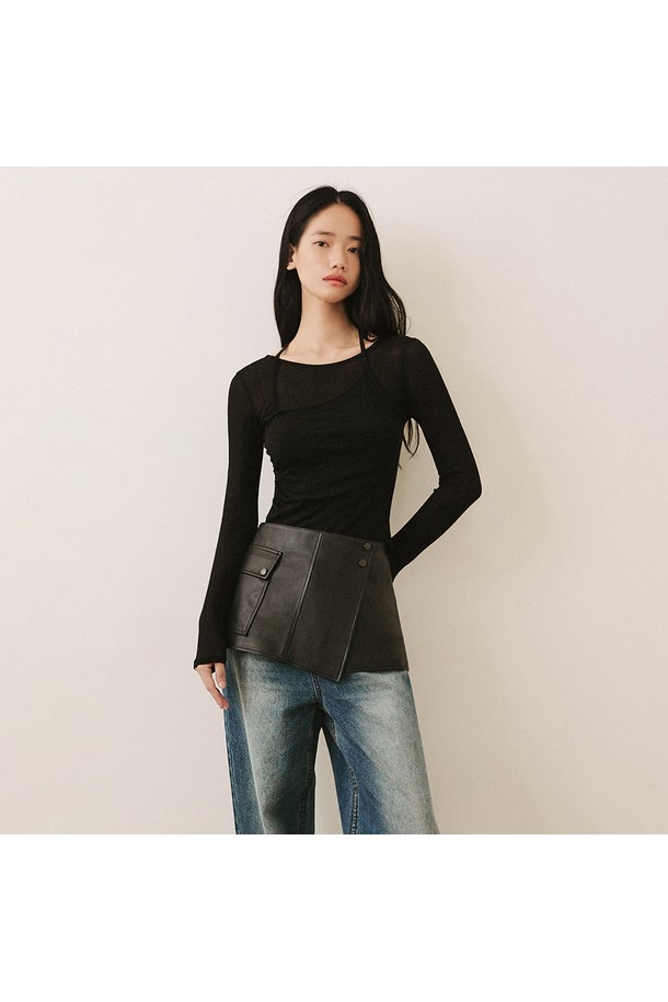 세련된 분위기를 연출하는 신세틱 레더 레이어드 스커트 [블랙]입니다. 부드러운 촉감의 폴리우레탄 소재로 제작되어 봄, 가을에 적합하며, 미니멀한 스타일을 완성합니다. A라인 핏과 레이어드 디자인이 돋보이며, 허리 버튼과 포켓 디테일이 실용성을 더합니다. 자연스러운 광택감이 고급스러운 블랙 컬러로, 데이트룩이나 미니멀, 클래식 스타일과 잘 어울립니다.
