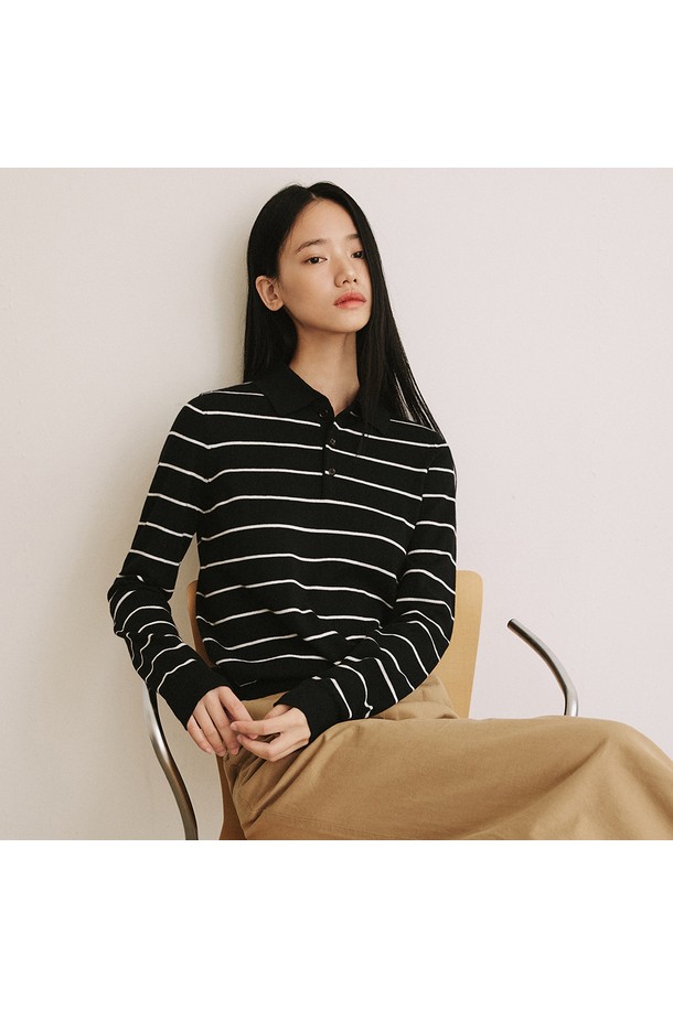 모노 스트라이프 카라 니트 [블랙]은 여성스러운 분위기를 연출하는 상의입니다. 부드러운 촉감의 폴리에스테르, 아크릴, 나일론, 울 혼방 소재로 제작되어 봄, 가을에 착용하기 좋습니다. 루즈핏 디자인과 긴소매, 얇은 두께로 편안함을 선사하며, 클래식한 스트라이프 패턴과 버튼 디테일, 폴로 카라가 특징입니다. 데이트룩, 카페룩, 모임룩 등 다채로운 TPO에 미니멀하고 클래식한 스타일을 더해줍니다.
