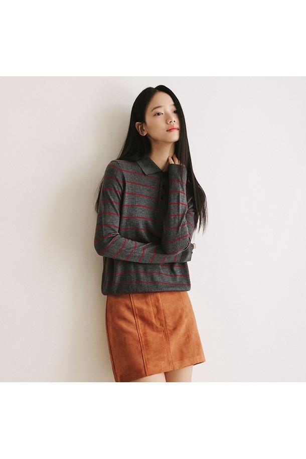 모노 스트라이프 카라 니트 [차콜]는 여성스러운 분위기를 연출하는 니트/스웨터입니다. 미니멀하고 클래식한 스타일을 추구하며, 부드러운 촉감과 얇은 두께로 봄, 가을에 착용하기 좋습니다. 차콜, 아이보리, 블랙 세 가지 컬러로 출시되었으며, 루즈핏과 긴 소매 기장으로 편안하게 즐길 수 있습니다. 버튼 디테일과 홀로우 카라 디자인이 돋보이며, 경량 소재로 착용감이 뛰어납니다. 데이트룩, 카페룩, 모임룩 등 다양한 TPO에 활용하여 클래식하고 미니멀한 스타일을 연출해보세요.
