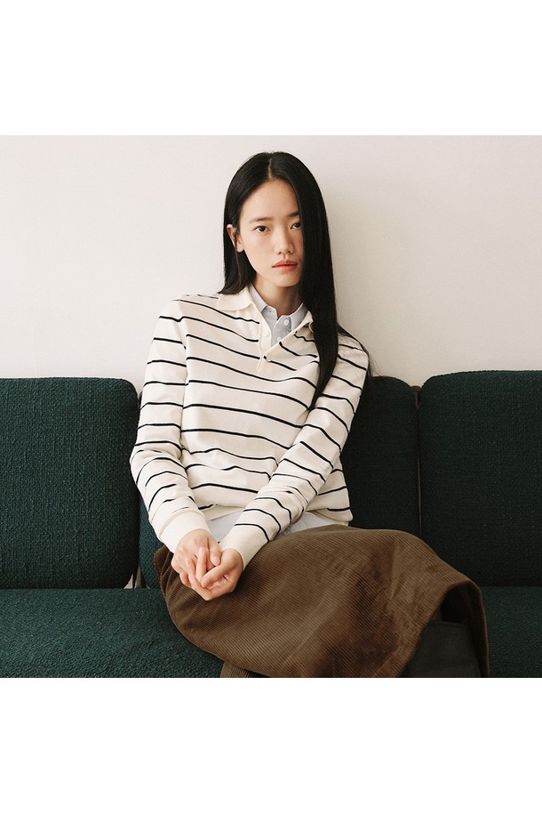 모노 스트라이프 카라 니트 [아이보리]는 여성 의류로, 봄, 가을 간절기에 착용하기 좋은 얇은 두께의 루즈핏 니트입니다. 아이보리, 차콜, 블랙 세 가지 색상으로 출시되었으며, 미니멀하고 클래식한 스타일을 연출합니다. 부드러운 촉감의 폴리에스테르, 아크릴, 나일론, 울 혼방 소재에 스트라이프 패턴이 돋보이며, 홀로우 카라와 버튼 디테일이 특징입니다. 데이트룩, 카페룩, 모임룩 등 다양한 TPO에 활용하기 좋으며, 클래식, 미니멀, 캐주얼 스타일을 즐겨 입는 분들께 추천합니다. 긴 소매 기장으로 간절기 날씨에 적합하며, 데일리룩으로 활용하기 좋은 아이템입니다.
