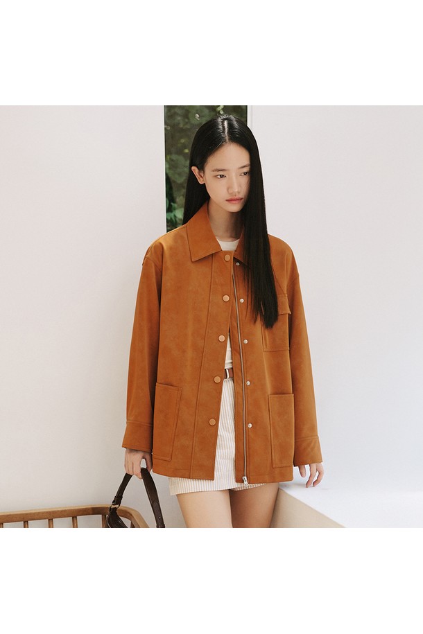 신세틱 소프트 레더 유틸리티 재킷 [브라운]은 캐주얼 및 미니멀 스타일을 선호하는 모든 분들을 위한 아우터입니다. 부드러운 촉감의 폴리우레탄 소재로 제작되어 봄, 가을 계절에 착용하기 좋습니다. 셔츠 스타일 칼라와 가슴 플랩 포켓, 사이드 포켓이 특징이며, 오버핏으로 편안한 착용감을 선사합니다. 브라운, 블랙, 다크브라운 세 가지 색상으로 출시되었으며, 일상복으로 활용하기 좋습니다. 스냅 버튼으로 여밈 방식을 간편하게 하였습니다.
