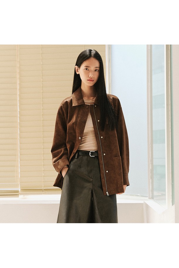 다크브라운 컬러의 신세틱 소프트 레더 유틸리티 재킷입니다. 부드러운 폴리우레탄 소재로 제작되어 편안한 착용감을 선사하며, 봄, 가을 시즌에 활용하기 좋습니다. 셔츠 스타일 칼라와 가슴 플랩 포켓, 사이드 포켓 디자인으로 실용성을 더했습니다. 캐주얼, 미니멀, 클래식 스타일을 연출하며, 오버핏 레귤러 기장으로 편안하게 동네 마실룩을 완성해보세요. 스냅 버튼으로 간편하게 여밀 수 있습니다.
