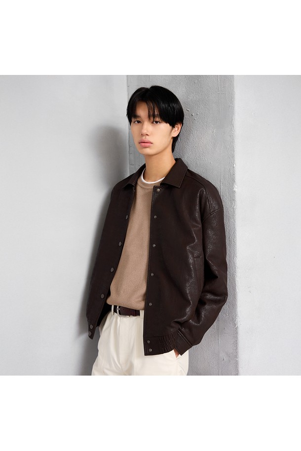 유니섹스 신세틱 크랙 레더 퀼팅 블루종 [브라운]은 가을, 겨울 시즌에 어울리는 캐주얼하고 베이직한 스타일의 아우터입니다. 부드러운 촉감의 폴리우레탄 소재로 제작되었으며, 퀼팅 디테일과 자연스러운 광택감이 특징입니다. 레귤러 핏으로 제작되었으며, 넉넉한 두께감으로 보온성을 높였습니다. 크랙 패턴과 스냅 버튼 클로저, 긴 소매 디자인으로 다양한 겨울 데일리룩에 활용하기 좋습니다. 사이드 포켓이 있어 실용성을 더했습니다.
