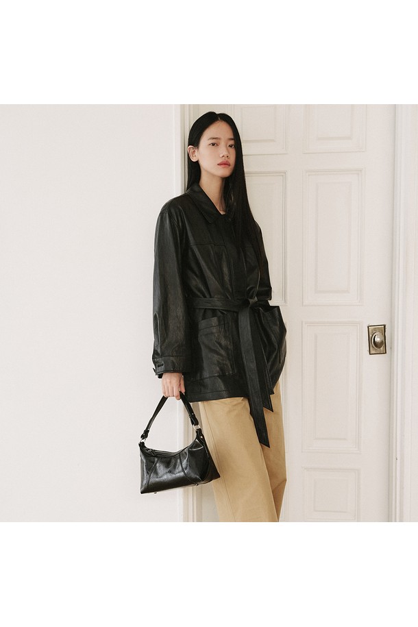 레더 스티치 호보백 [블랙]은 부드러운 합성가죽 소재에 은은한 광택감이 돋보이는 여성 호보백입니다. 미디엄 사이즈의 반원 형태 가방으로, 넉넉한 수납공간과 가벼운 무게로 실용성을 더했습니다. 세련된 옆면 실루엣과 입체적인 라인이 특징이며, 지퍼형 잠금 방식으로 안전하게 소지품을 보관할 수 있습니다. 블랙 컬러에 무지 디자인으로, 베이직하고 캐주얼한 스타일을 연출하며, 스티치 디테일과 실버 부자재, 바닥 스터드로 포인트를 주었습니다. 일상 용도로 미니멀, 캐주얼, 클래식 스타일을 즐겨 입는 분들께 추천합니다.
