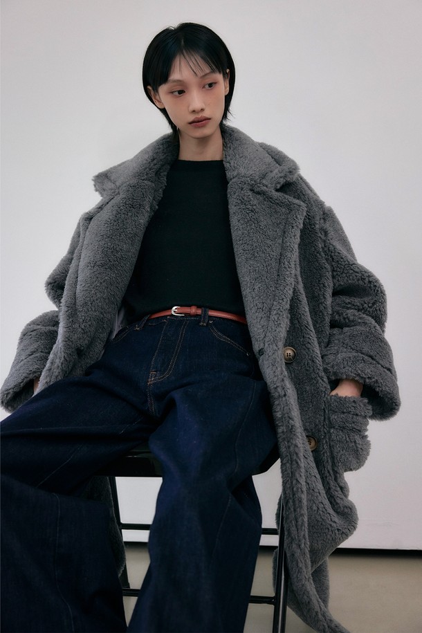 다크그레이 컬러의 테디베어 오버핏 더블 하프 울 코트입니다. 부드러운 촉감의 울 소재로 제작되어 가을, 겨울 시즌에 따뜻하게 착용할 수 있습니다. 캐주얼, 클래식, 미니멀 스타일을 소화하며, 출근룩과 모임룩에 모두 잘 어울립니다. 하프 기장의 코트로, 오버핏 디자인과 더블 버튼 여밈이 특징입니다. 퍼 소재가 더해져 포근한 느낌을 주며, 칼라 디테일로 포인트를 더했습니다.
