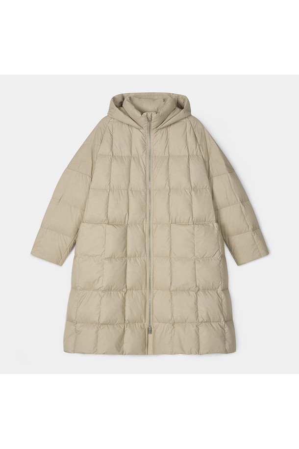 부드러운 촉감의 와이드핏 후디드 구스 다운 롱 점퍼 [베이지]입니다. 겨울철 캐주얼 스타일을 완성하는 필수 아이템으로, 넉넉한 핏과 롱 기장으로 편안함과 보온성을 동시에 제공합니다. 구스다운 충전재를 사용하여 뛰어난 보온성을 자랑하며, 집업 스타일로 간편하게 착용할 수 있습니다. 무지 디자인에 베이지 컬러로 어떤 옷에도 잘 어울려 데일리 아우터로 활용하기 좋습니다. 후디드 디자인으로 더욱 따뜻하고 스타일리시하게 연출할 수 있습니다.
