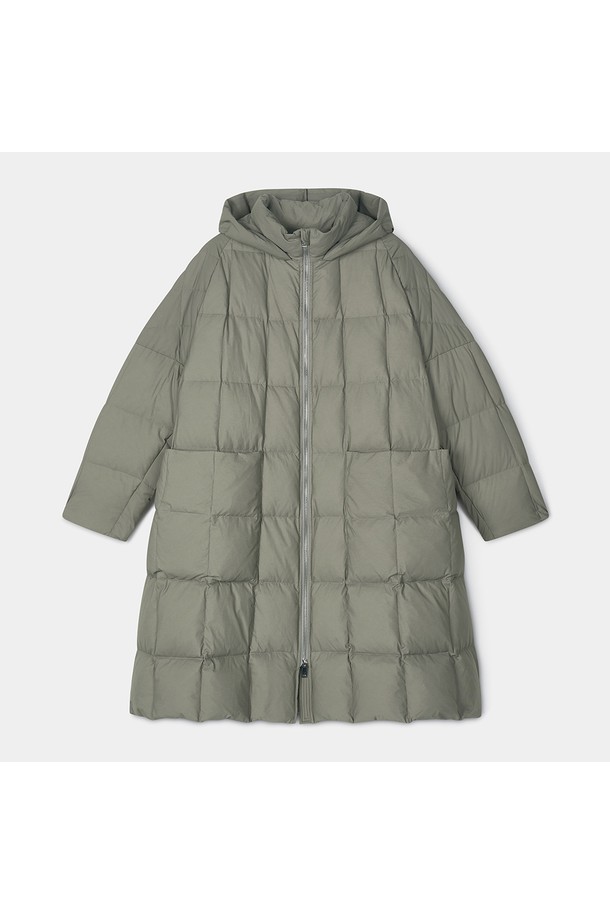 와이드핏 후디드 구스 다운 롱 점퍼 [그린]은 겨울철 추위로부터 당신을 따뜻하게 보호해 줄 캐주얼 스타일의 아우터입니다. 부드러운 촉감의 구스다운 충전재가 롱 기장으로 넉넉하게 채워져 보온성을 극대화하며, 와이드핏 디자인으로 편안한 착용감을 선사합니다. 일상복은 물론 여행이나 캠핑과 같은 활동적인 TPO에도 적합하며, 무지 스타일로 미니멀하고 고프코어 무드를 연출합니다. 집업 방식으로 간편하게 착용 가능하며, 긴 소매와 후디드 디자인으로 더욱 따뜻하고 스타일리시하게 연출할 수 있습니다.
