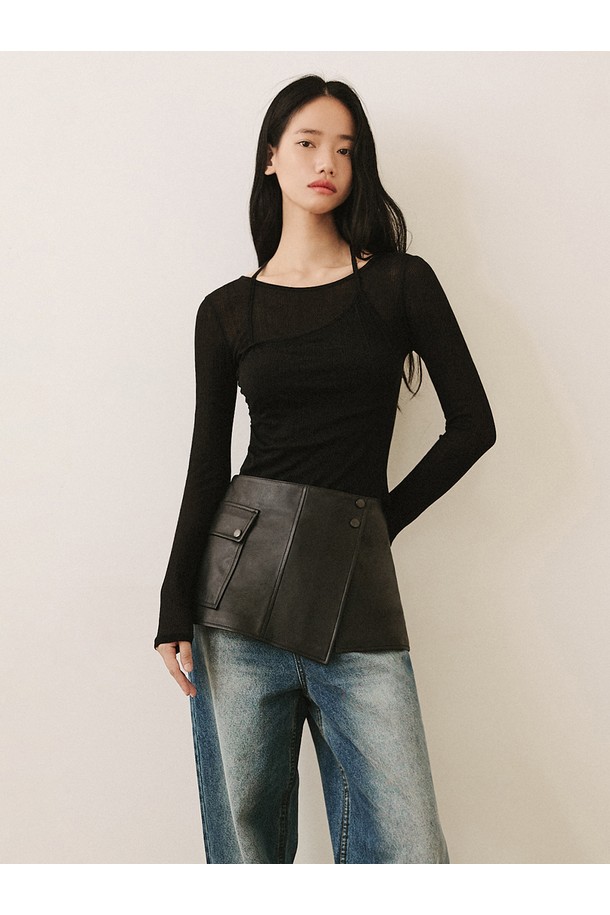 세련된 분위기를 연출하는 신세틱 레더 레이어드 스커트 [블랙]입니다. 부드러운 촉감의 폴리우레탄 소재로 제작되어 봄, 가을에 적합하며, 미니멀한 스타일을 완성합니다. A라인 핏과 레이어드 디자인이 돋보이며, 허리 버튼과 포켓 디테일이 실용성을 더합니다. 자연스러운 광택감이 고급스러운 블랙 컬러로, 데이트룩이나 미니멀, 클래식 스타일과 잘 어울립니다.
