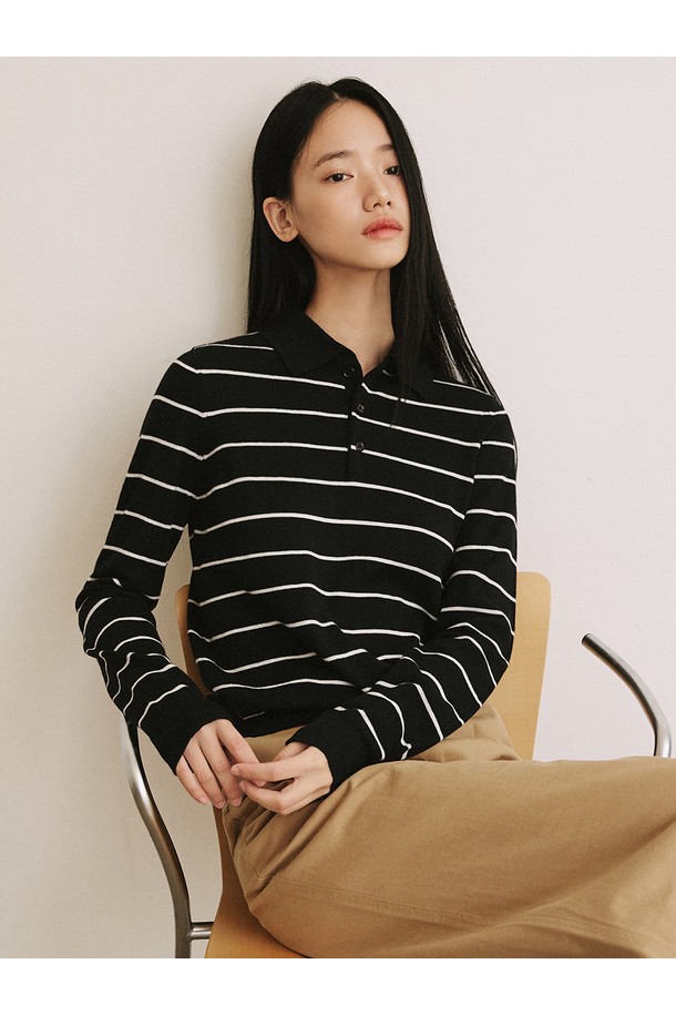 모노 스트라이프 카라 니트 [블랙]은 여성스러운 분위기를 연출하는 상의입니다. 부드러운 촉감의 폴리에스테르, 아크릴, 나일론, 울 혼방 소재로 제작되어 봄, 가을에 착용하기 좋습니다. 루즈핏 디자인과 긴소매, 얇은 두께로 편안함을 선사하며, 클래식한 스트라이프 패턴과 버튼 디테일, 폴로 카라가 특징입니다. 데이트룩, 카페룩, 모임룩 등 다채로운 TPO에 미니멀하고 클래식한 스타일을 더해줍니다.
