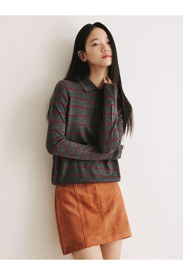 모노 스트라이프 카라 니트 [차콜]는 여성스러운 분위기를 연출하는 니트/스웨터입니다. 미니멀하고 클래식한 스타일을 추구하며, 부드러운 촉감과 얇은 두께로 봄, 가을에 착용하기 좋습니다. 차콜, 아이보리, 블랙 세 가지 컬러로 출시되었으며, 루즈핏과 긴 소매 기장으로 편안하게 즐길 수 있습니다. 버튼 디테일과 홀로우 카라 디자인이 돋보이며, 경량 소재로 착용감이 뛰어납니다. 데이트룩, 카페룩, 모임룩 등 다양한 TPO에 활용하여 클래식하고 미니멀한 스타일을 연출해보세요.
