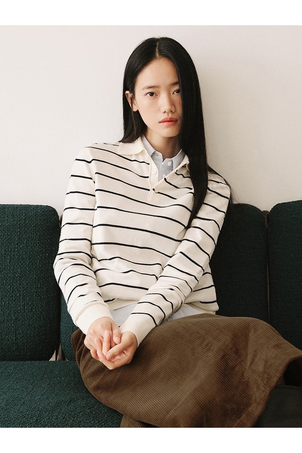모노 스트라이프 카라 니트 [아이보리]는 여성 의류로, 봄, 가을 간절기에 착용하기 좋은 얇은 두께의 루즈핏 니트입니다. 아이보리, 차콜, 블랙 세 가지 색상으로 출시되었으며, 미니멀하고 클래식한 스타일을 연출합니다. 부드러운 촉감의 폴리에스테르, 아크릴, 나일론, 울 혼방 소재에 스트라이프 패턴이 돋보이며, 홀로우 카라와 버튼 디테일이 특징입니다. 데이트룩, 카페룩, 모임룩 등 다양한 TPO에 활용하기 좋으며, 클래식, 미니멀, 캐주얼 스타일을 즐겨 입는 분들께 추천합니다. 긴 소매 기장으로 간절기 날씨에 적합하며, 데일리룩으로 활용하기 좋은 아이템입니다.
