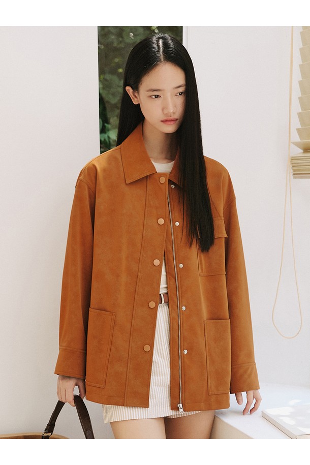 신세틱 소프트 레더 유틸리티 재킷 [브라운]은 캐주얼 및 미니멀 스타일을 선호하는 모든 분들을 위한 아우터입니다. 부드러운 촉감의 폴리우레탄 소재로 제작되어 봄, 가을 계절에 착용하기 좋습니다. 셔츠 스타일 칼라와 가슴 플랩 포켓, 사이드 포켓이 특징이며, 오버핏으로 편안한 착용감을 선사합니다. 브라운, 블랙, 다크브라운 세 가지 색상으로 출시되었으며, 일상복으로 활용하기 좋습니다. 스냅 버튼으로 여밈 방식을 간편하게 하였습니다.
